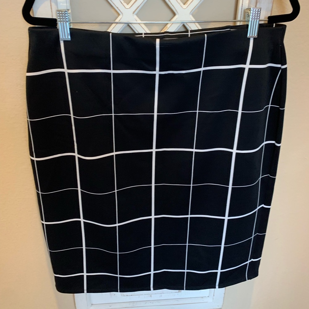 B&W stretchy pencil skirt.